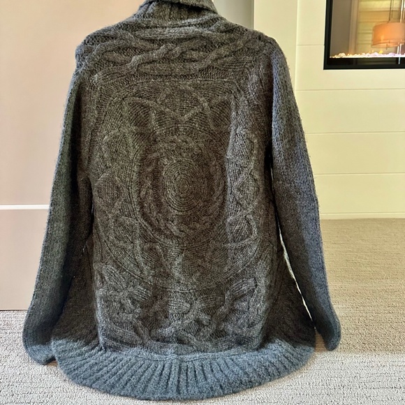THEORY Insanely Beautiful Gray Abstract Cardigan Sz M (not brand tags) - Picture 2 of 4